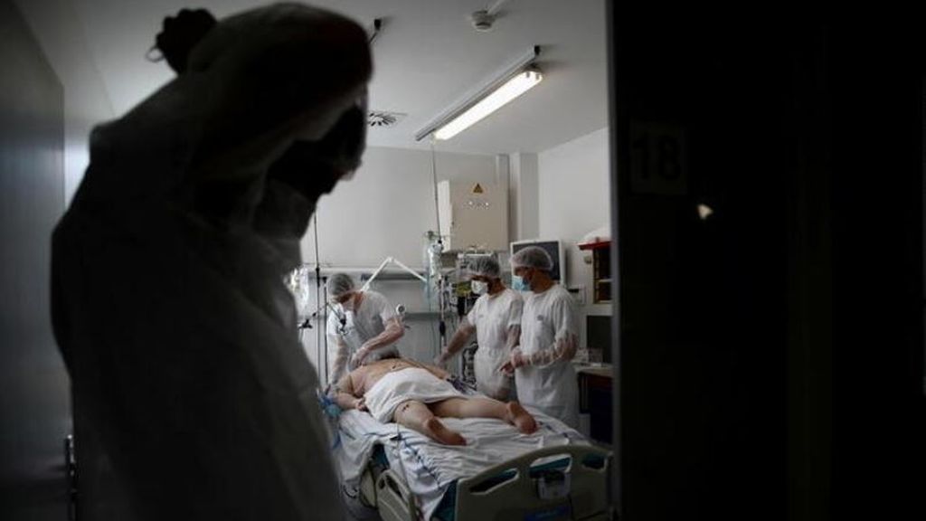 Un médico en el hospital Robert Ballanger de Aulnay-sous-Bois , cerca de París