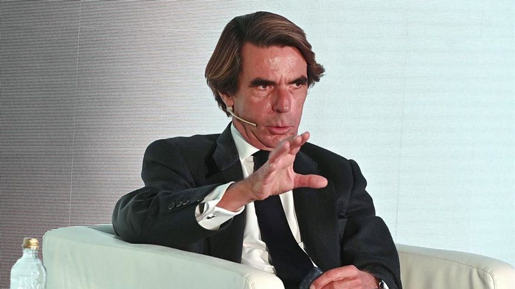 Aznar arremete contra un estado de alarma de seis meses y los toques de queda "porque lo diga alguno que pasaba por ahí" a Aznar arremete contra un estado de alarma de seis meses y los toques de queda "porque lo diga alguno que pasaba por ahí" a