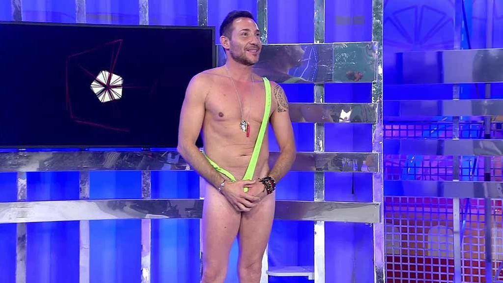 ¡Antonio David Flores acaba (casi) totalmente desnudo en su debut en 'Quiero dinero'!