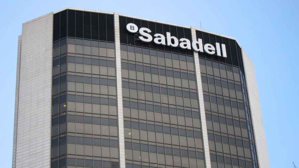 Banco Sabadell ultima un plan de prejubilaciones y bajas de hasta 2.000 empleados Banco Sabadell ultima un plan de prejubilaciones y bajas de hasta 2.000 empleados