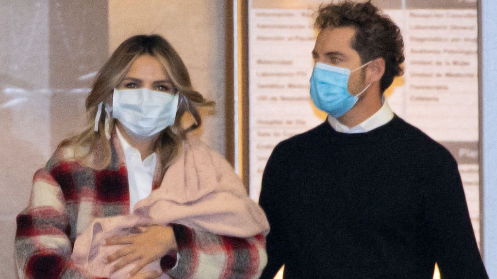 Ambos salían felices del hospital con su hija en brazos