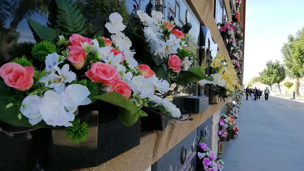 Este 1 de noviembre las flores son de plástico Este 1 de noviembre las flores son de plástico
