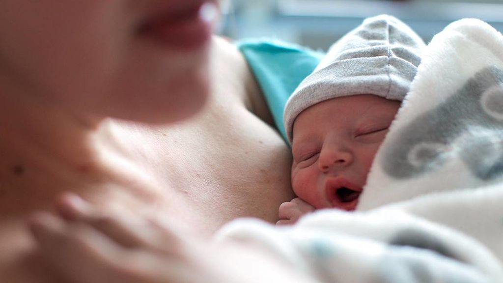 El 'piel con piel' se produce cuando el bebé entra en contacto con la piel de sus padres.