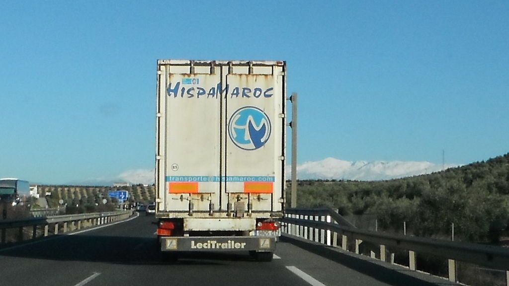 Camión circulando por una autovia