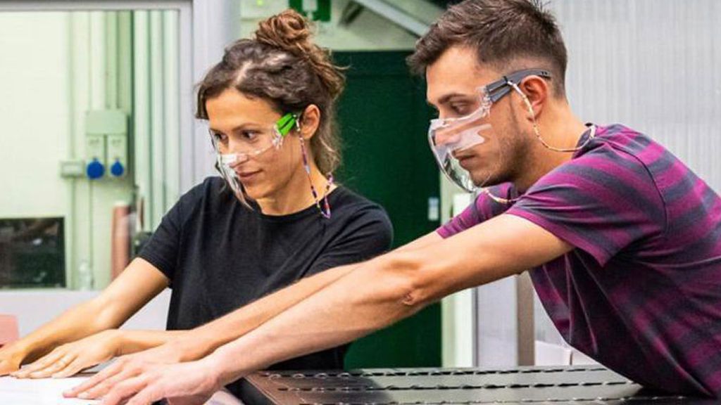 Dos trabajadores con mascarillas transparentes