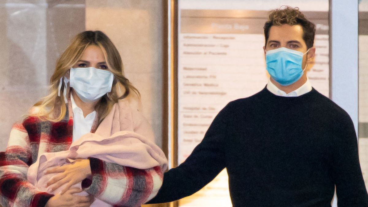 David Bisbal y Rosanna Zanetti abandonan el hospital con su hija Bianca
