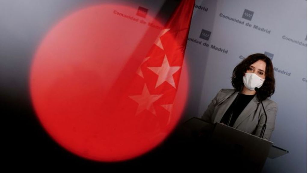 Las cinco contradicciones de Díaz Ayuso para justificar su última idea, el cierre por puentes alternos Las cinco contradicciones de Díaz Ayuso para justificar su última idea, el cierre por puentes alternos