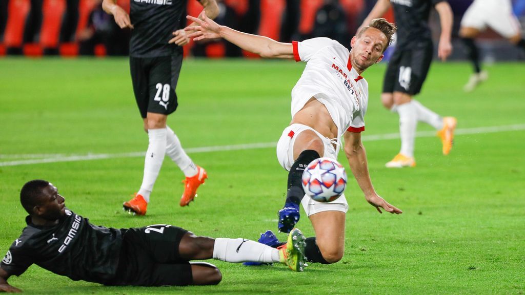De Jong intenta rematar un balón ante el Rennes.