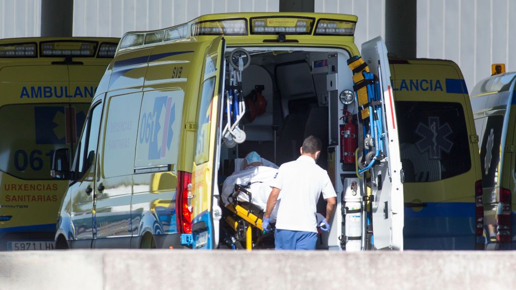 Un sanitario traslada a un paciente en ambulancia Un sanitario traslada a un paciente en ambulancia