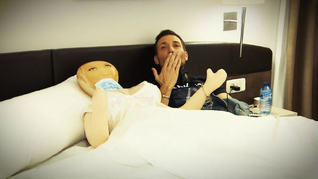 Antonio David Flores pasa 24 horas esposado a una muñeca:  "Lo de los directores de este programa no tiene nombre"