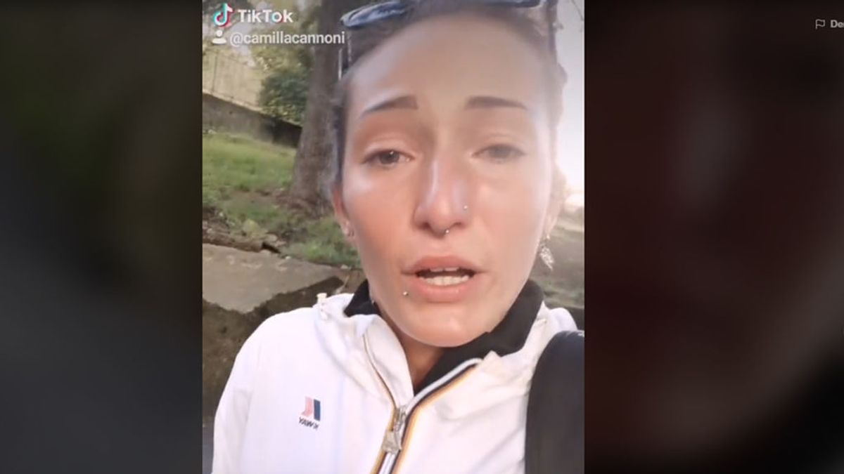 Las lágrimas de una joven en Italia a la que le han destrozado el coche por ser lesbiana: "Me llaman pervertida"
