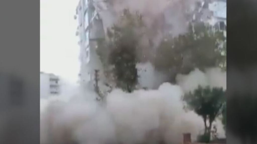 Un edificio se derrumba tras el terremoto en Turquía