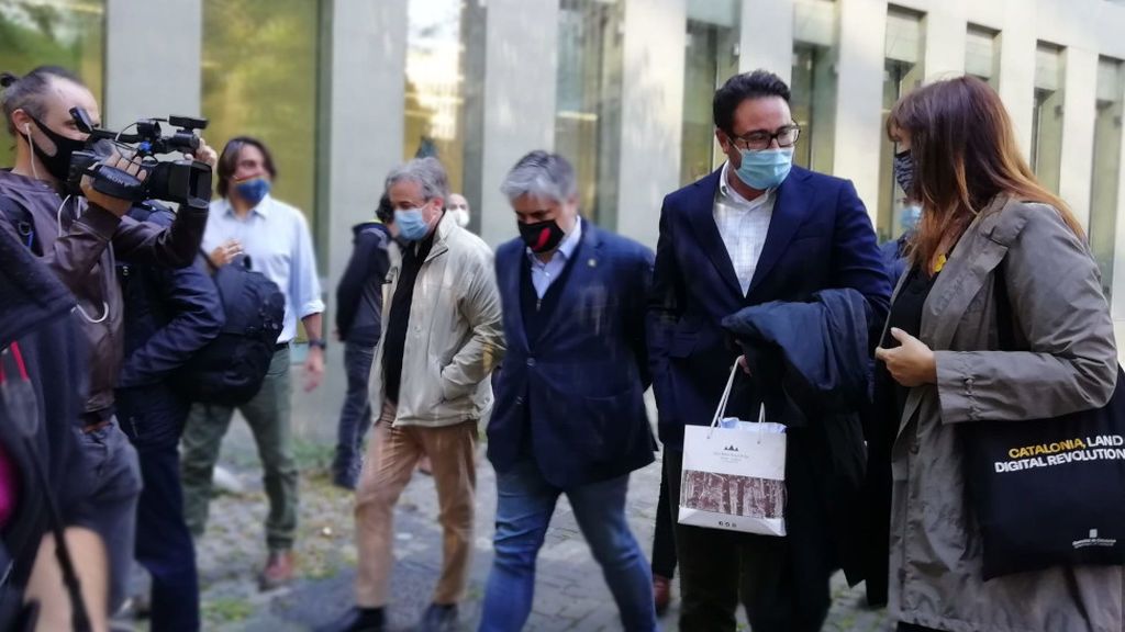 En libertad los nueve detenidos por el presunto desvío de fondos al independentismo tras pasar ante el juez En libertad los nueve detenidos por el presunto desvío de fondos al independentismo tras pasar ante el juez