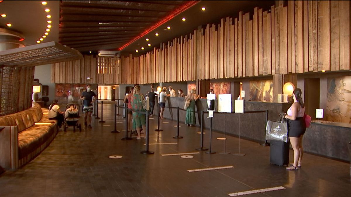 Canarias arranca la temporada alta: “En la normalidad pasada teníamos ocupaciones cercanas al 90%, en la actualidad tenemos la mayoría de hoteles cerrados” Canarias arranca la temporada alta: “En la normalidad pasada teníamos ocupaciones cercanas al 90%, en la actualidad tenemos la mayoría de hoteles cerrados”