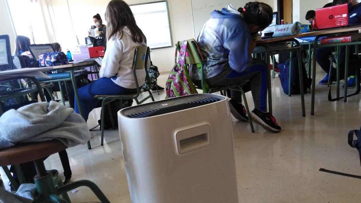 Poner filtros HEPA en las aulas para purificar el aire "es una locura", según especialistas en sanidad ambiental