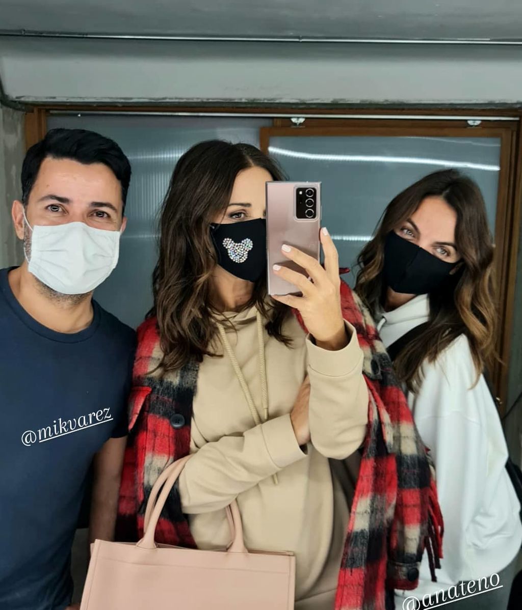 Paula Echevarría junto a amigos posando con su sobrecamisa