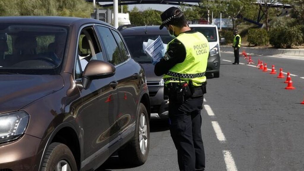 El 11% de la población de Madrid, 700.000 personas, está doblemente confinada: en su barrio y en la comunidad autónoma El 11% de la población de Madrid, 700.000 personas, está doblemente confinada: en su barrio y en la comunidad autónoma