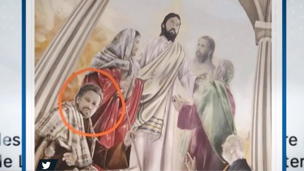 El cura se integra en los cuadros de la iglesia