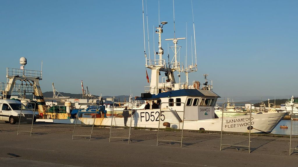 Doce marineros confinados en un pesquero en Marín tras contagiarse de covid Doce marineros confinados en un pesquero en Marín tras contagiarse de covid