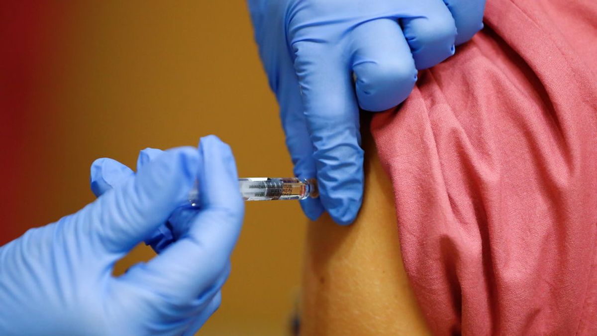 La OMS vuelve a poner fecha a la vacuna lanzando un aviso claro: “No serán 100% efectivas”