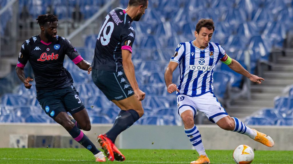 Oyarzábal centra el balón ante el Nápoles.