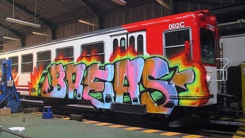 Renfe compraría un tren nuevo cada año con el coste que supone limpiar los grafitis en los vagones Renfe compraría un tren nuevo cada año con el coste que supone limpiar los grafitis en los vagones