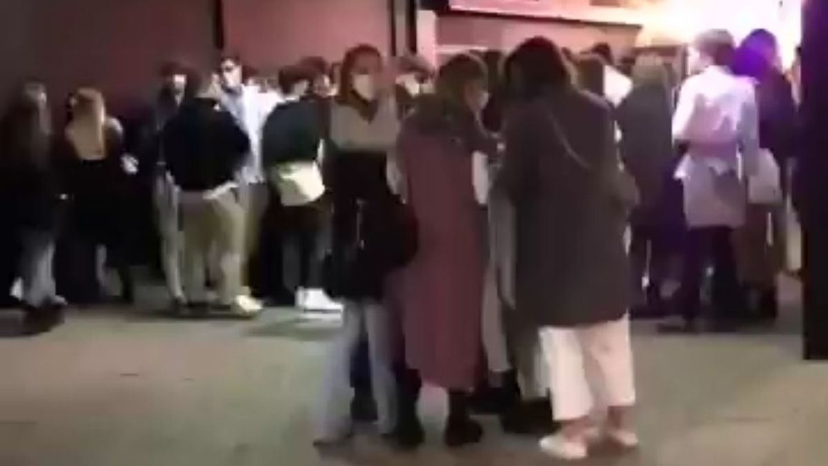 Decenas de jóvenes se congregan en una discoteca de Madrid sin mascarilla ni medidas de seguridad Decenas de jóvenes se congregan en una discoteca de Madrid sin mascarilla ni medidas de seguridad
