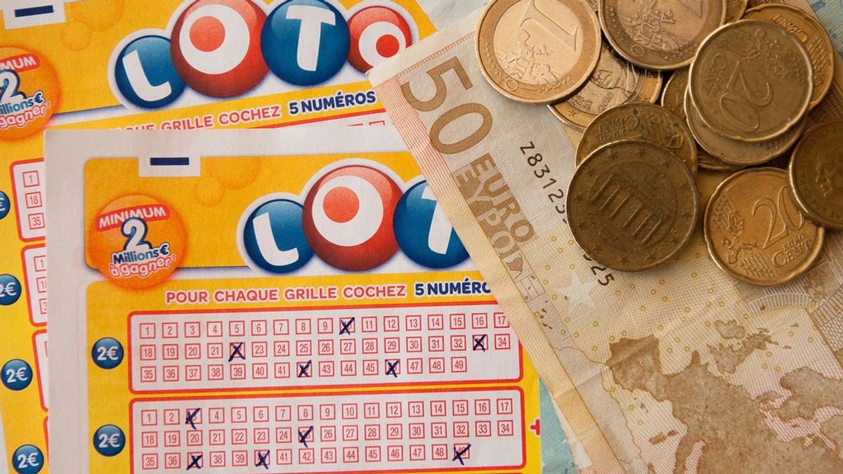 Un hombre se encuentra un boleto de lotería limpiando su casa: estaba premiado con un millón de dólares