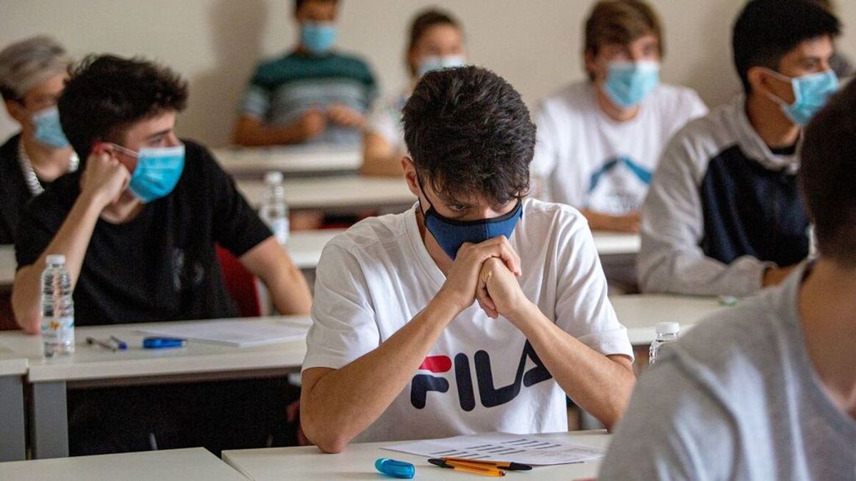 Un profesor abofetea a un alumno por negarse a usar la mascarilla dentro del aula