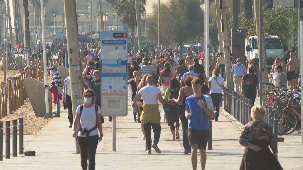 Barcelona se echa a la calle pese a las advertencias sanitarias Barcelona se echa a la calle pese a las advertencias sanitarias
