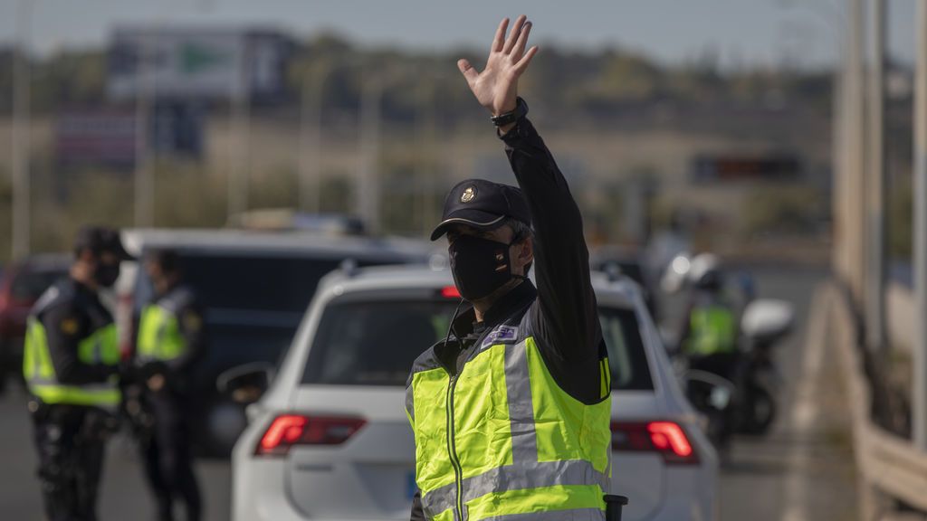 Agentes de la policía nacional durante un control de movilidad por el cierre perimetral decretado en Andalucía
