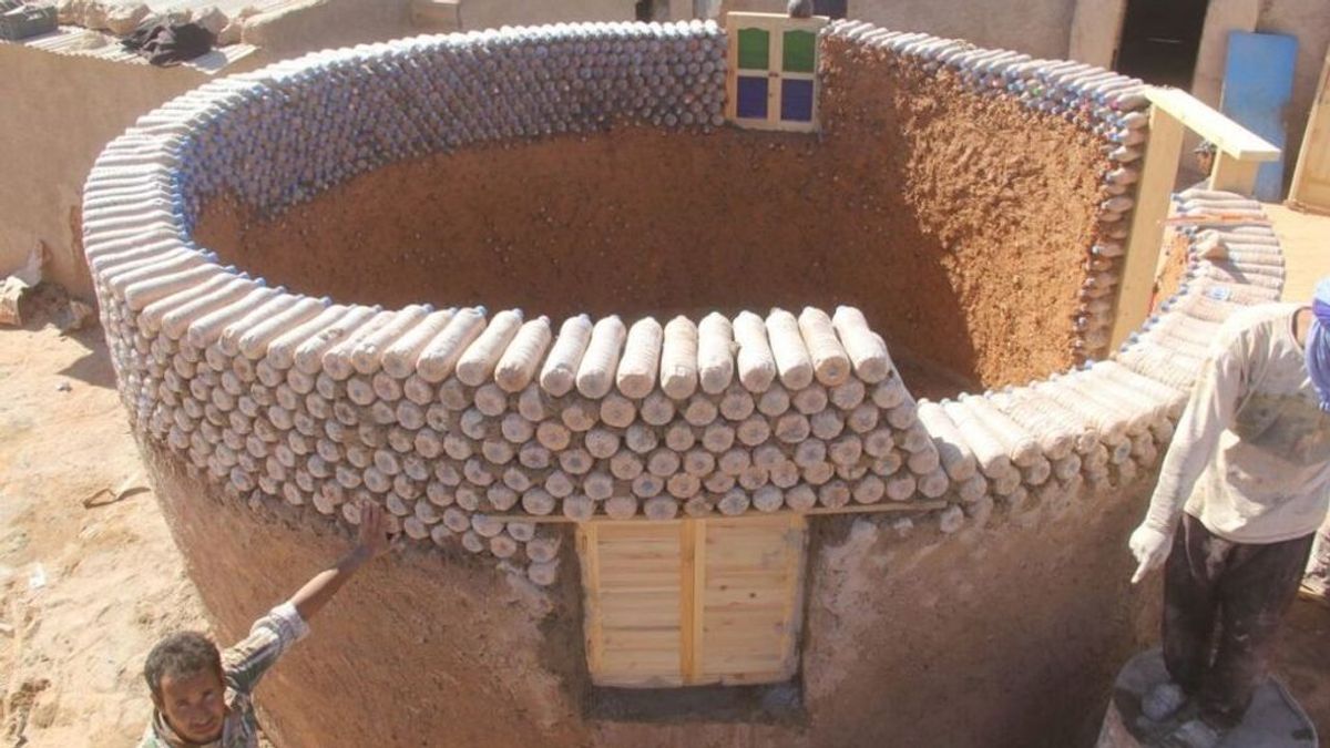 Sostenible y práctico: este ingeniero usa botellas de plástico para construir casas en el desierto