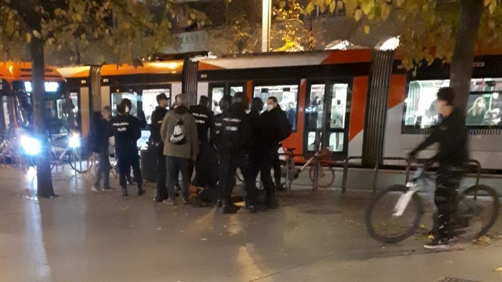 Cinco detenidos en Zaragoza tras una protesta negacionista en contra del toque de queda Cinco detenidos en Zaragoza tras una protesta negacionista en contra del toque de queda
