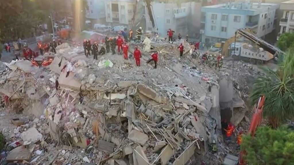 El terremoto en el Egeo deja ya 24 muertos en Turquía, dos más en Grecia y más de 800 heridos