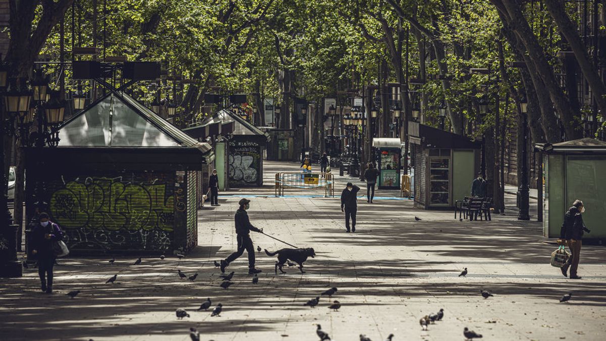 EuropaPress_2877754_23_april_2020_spain_barcelona_few_people_walk_at_the_deserted_rambla_street EuropaPress_2877754_23_april_2020_spain_barcelona_few_people_walk_at_the_deserted_rambla_street