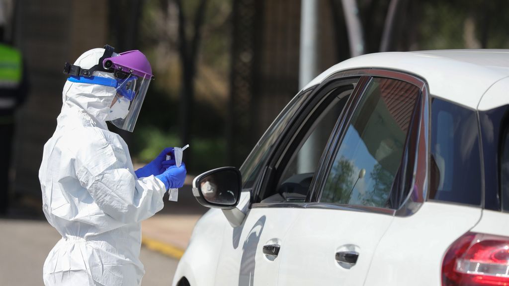 Sanitario realiza una prueba PCR