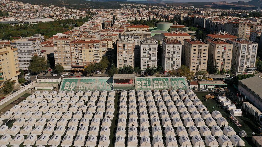 2.000 tiendas de campaña en un estadio acogen a los miles del damnificados del terremoto de Turquía