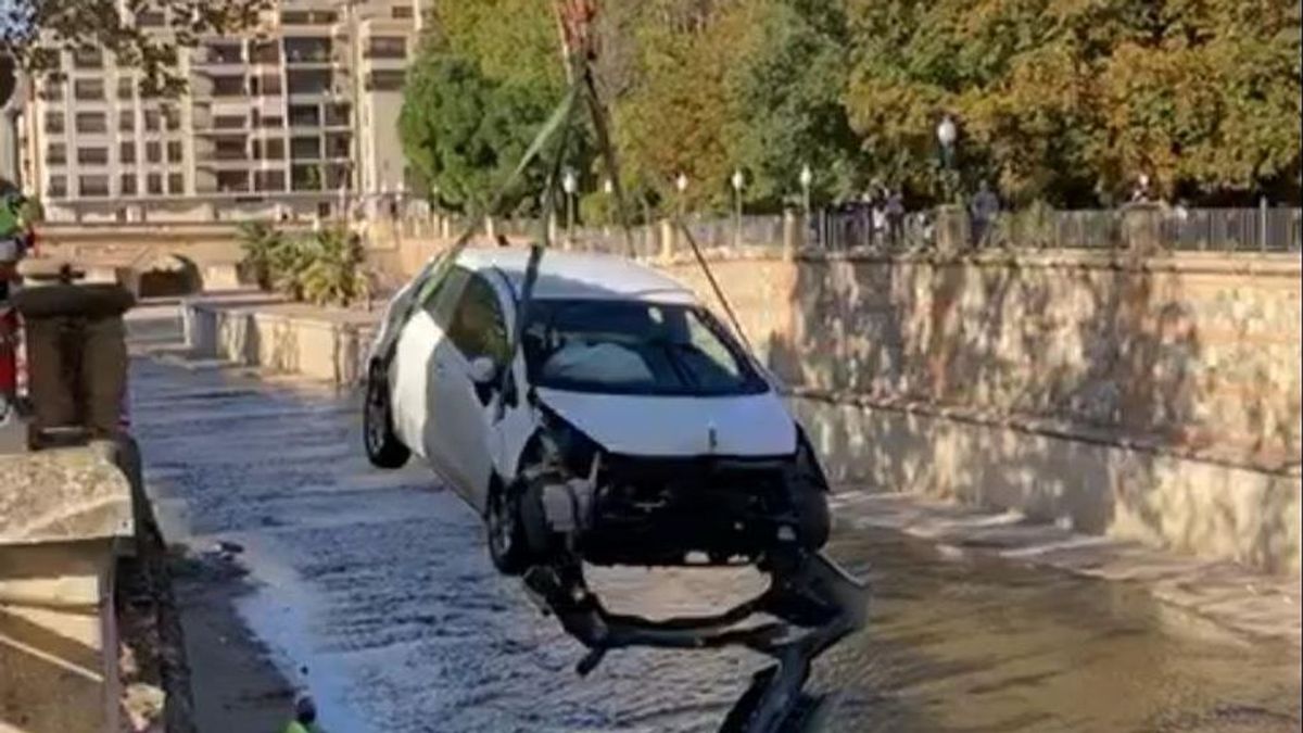 Una conductora que triplicaba la tasa de alcoholemia cae al río en Granada Una conductora que triplicaba la tasa de alcoholemia cae al río en Granada