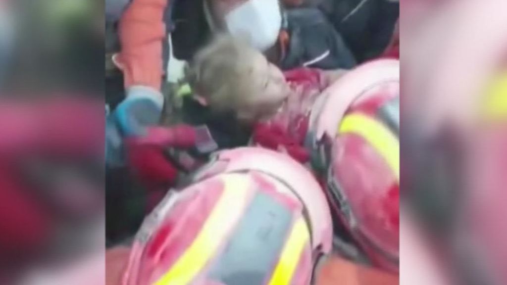 Rescatan a una niña de 3 años que llevaba 65 horas bajo los escombros en Turquía