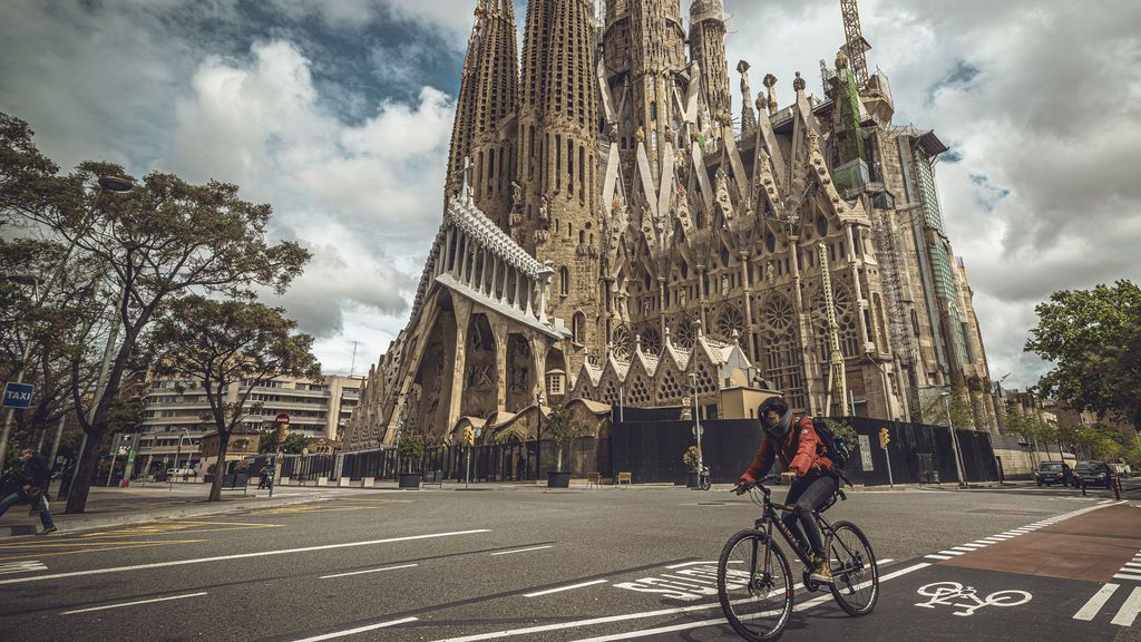 EuropaPress_2867456_22_april_2020_spain_barcelona_biker_rides_past_deserted_sagrada_familia EuropaPress_2867456_22_april_2020_spain_barcelona_biker_rides_past_deserted_sagrada_familia