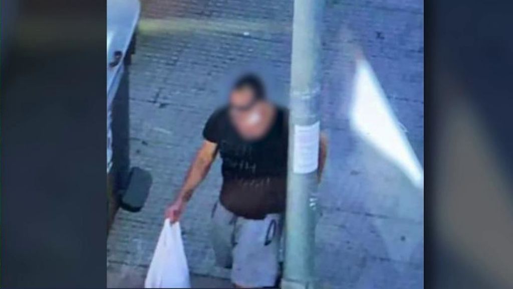 La imagen del agresor, paseando con la cabeza en una bolsa