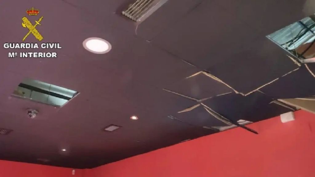 Escondidas en un falso techo: sorprenden a 25 personas en una fiesta en Murcia Escondidas en un falso techo: sorprenden a 25 personas en una fiesta en Murcia