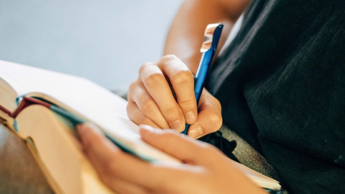 Mejores habilidades, concentración y menos estrés: los beneficios de escribir a mano, por una experta