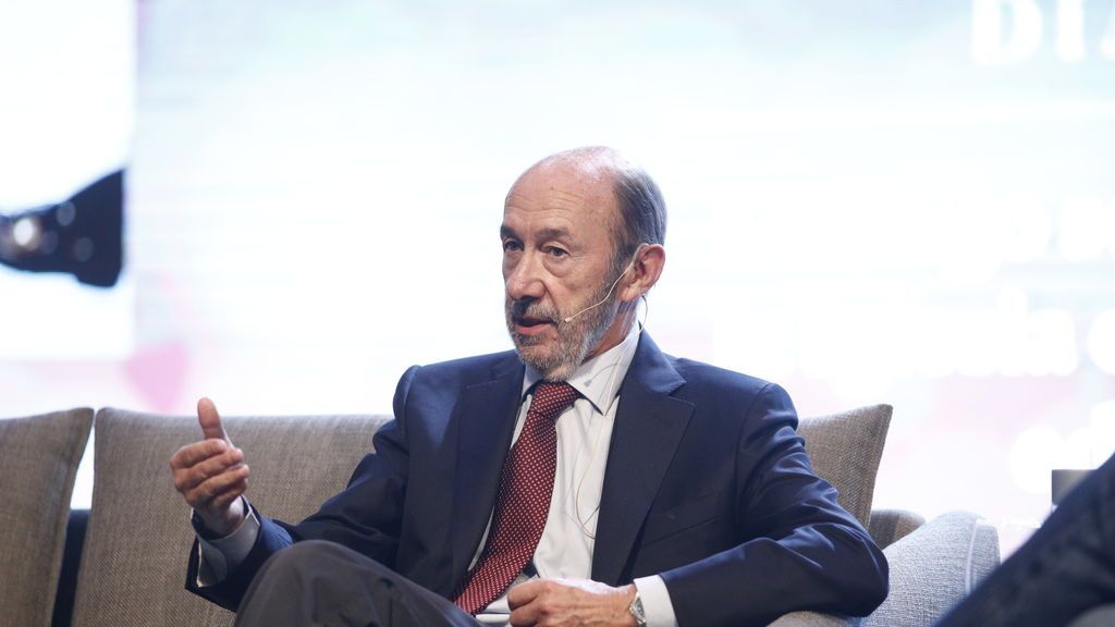 El Gobierno concede la Gran Cruz del Mérito Civil a Alfredo Pérez Rubalcaba por "su lucha contra el terrorismo" El Gobierno concede la Gran Cruz del Mérito Civil a Alfredo Pérez Rubalcaba por "su lucha contra el terrorismo"