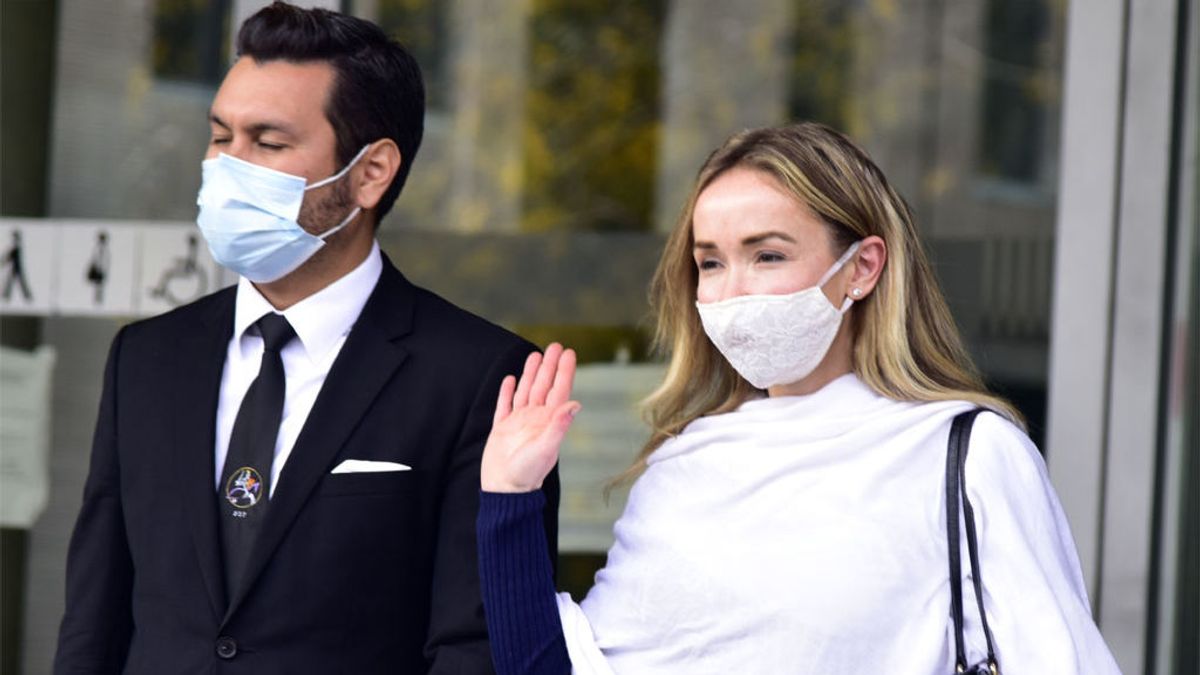 Ángela Dobrowolski y su abogado, Jorge Albertini, llegando a los juzgados de Barcelona Ángela Dobrowolski y su abogado, Jorge Albertini, llegando a los juzgados de Barcelona