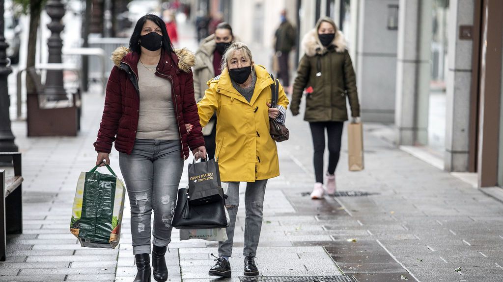 Casi el 80 % de los españoles admite que no sustituye la mascarilla tras exceder su tiempo de uso Casi el 80 % de los españoles admite que no sustituye la mascarilla tras exceder su tiempo de uso