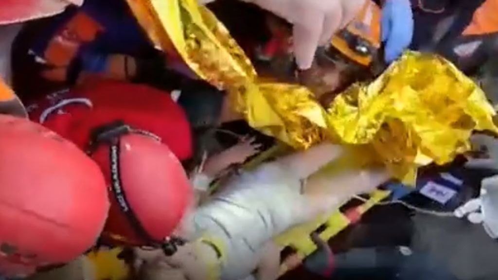 Las imágenes del milagroso rescate de Ayla que pidió albóndigas tras sobrevivir