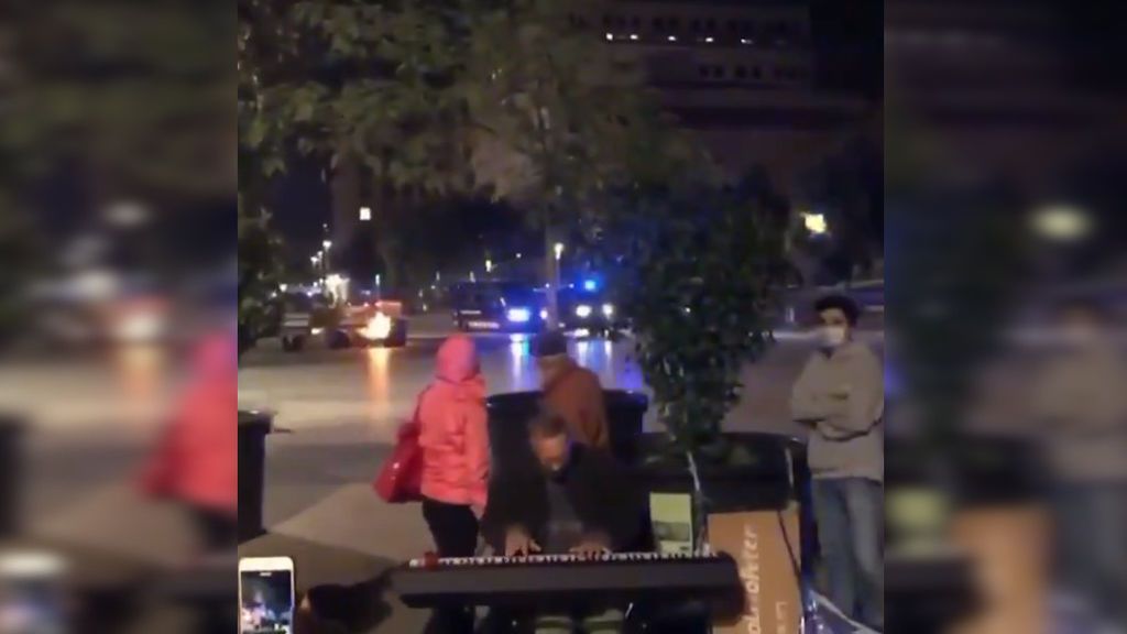 Peter, el pianista callejero de los disturbios en Barcelona, tras volverse viral: "Tenía que seguir tocando por mi público" Peter, el pianista callejero de los disturbios en Barcelona, tras volverse viral: "Tenía que seguir tocando por mi público"