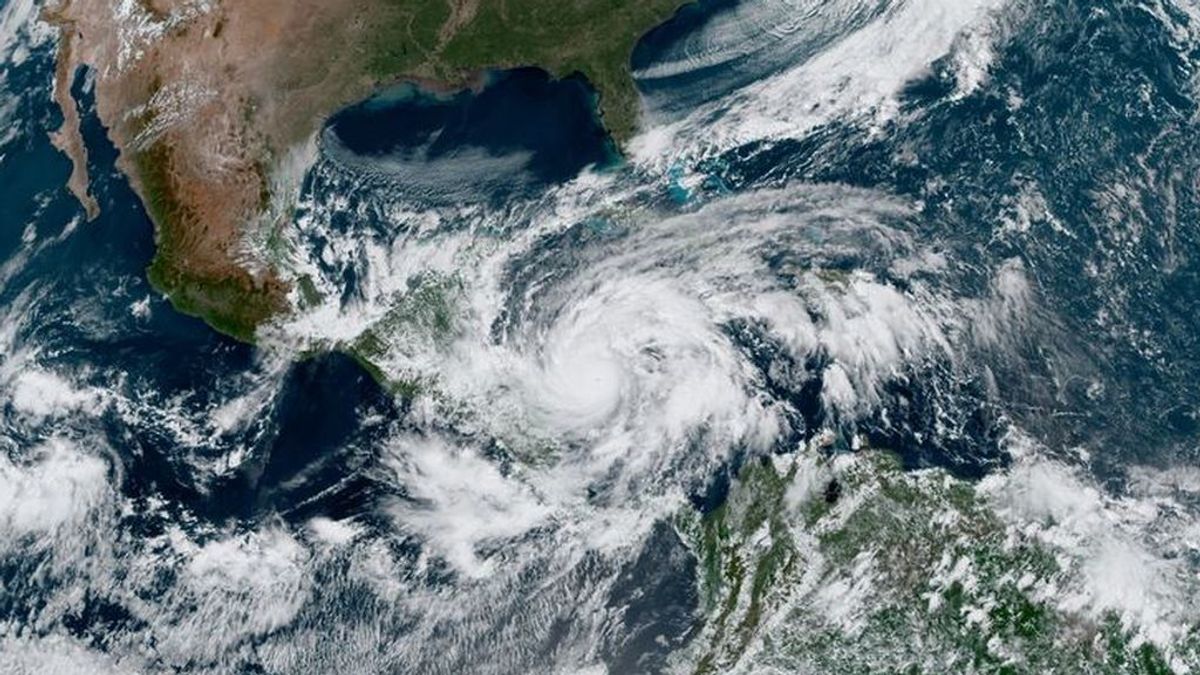 El huracán Eta, "extremadamente peligroso", toca tierra en América Central