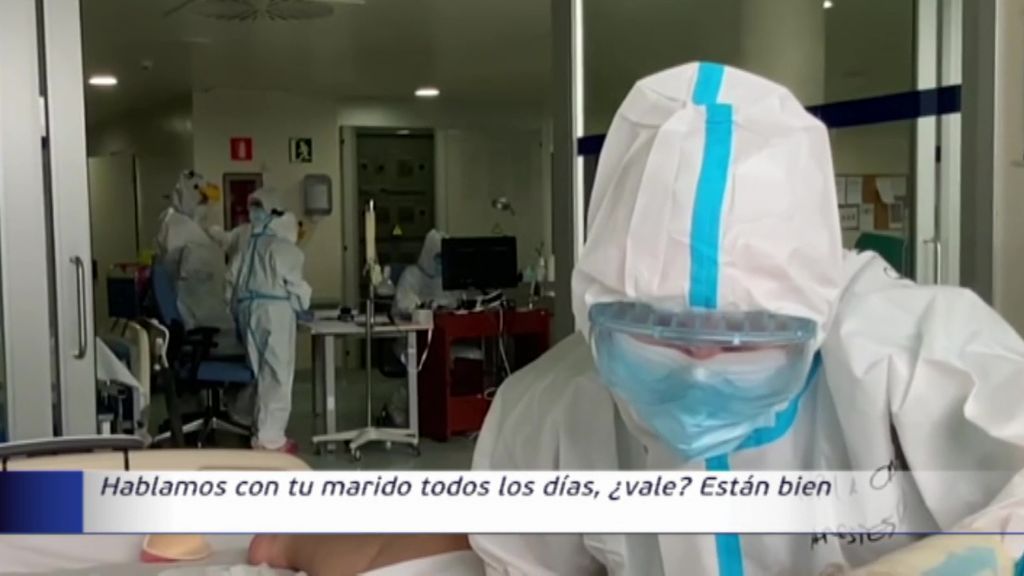 Sanitarios de una UCI arrancan una sonrisa a un paciente de covid